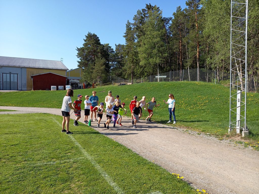 Barn som springer och tävlar mot varandra.